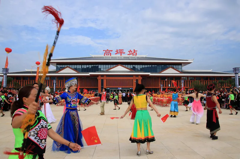 中国旅游日为更好地服务游客,恩施地心谷景区错峰免费