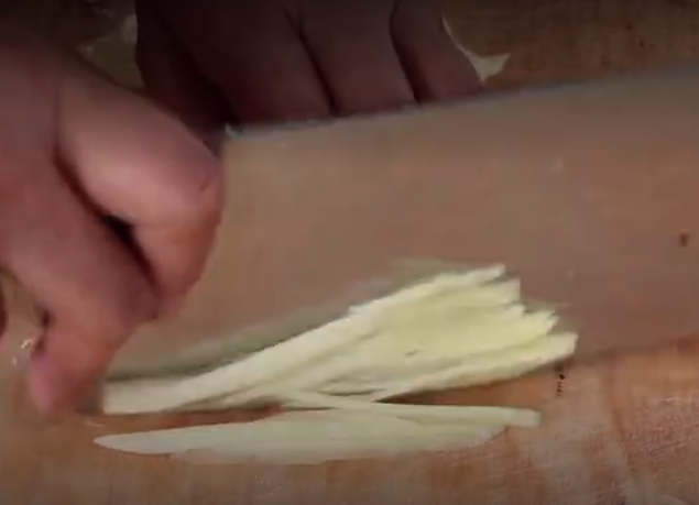 图片[1]-酸辣土豆丝的做法 酸辣土豆丝怎么做好吃-起舞食谱网