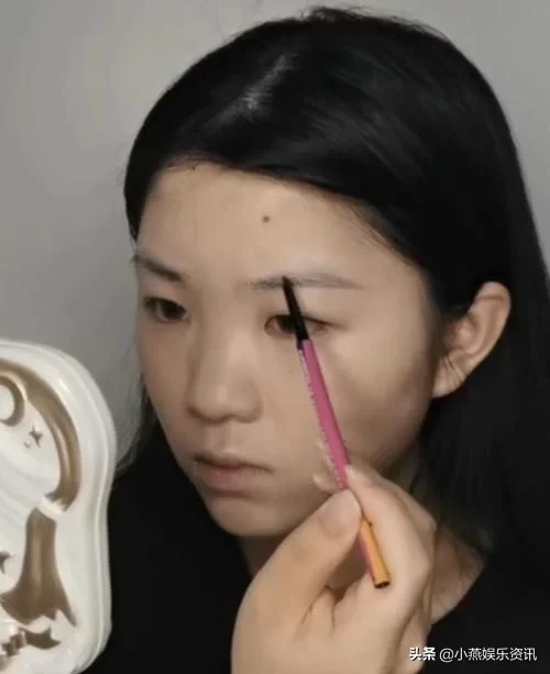 女生仿妆小千代，开始：是想变年轻，看最后：还真有几分相似