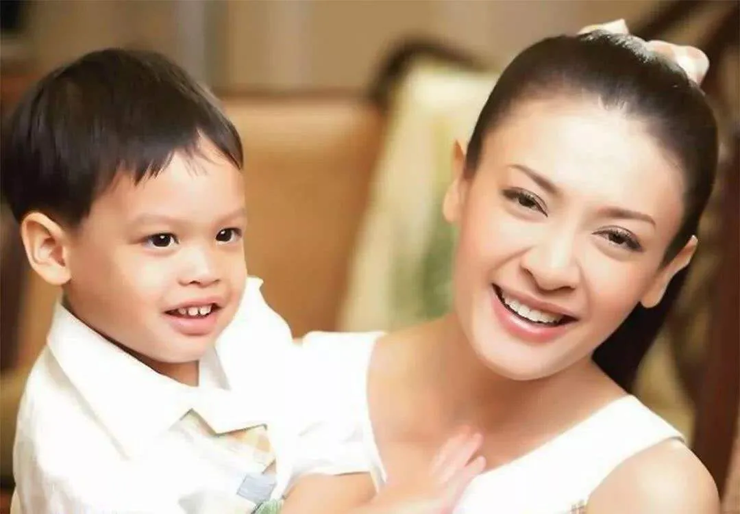 被泰国王室免去“王妃”头衔的西拉米，如今现