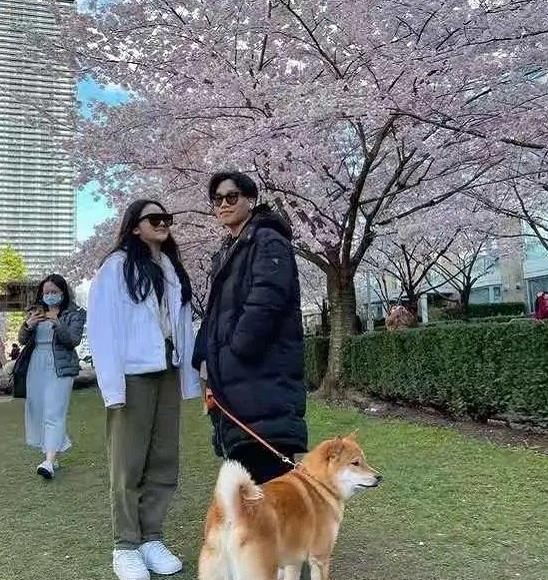 Son Chen Zunyou basks in Chen Kun to close with the schoolgirl according to, handsome male belle is very bright eye, the mirror that wear black extremely father