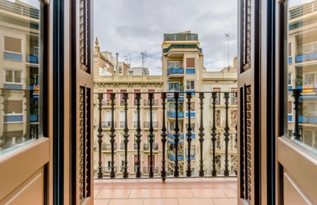 西班牙巴塞罗那大学城区+圣家堂旁精装公寓