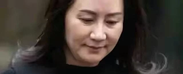 孟晚舟罕见与老公现身秀恩爱!孟晚舟穿黑衣好温柔,刘晓棕太帅气