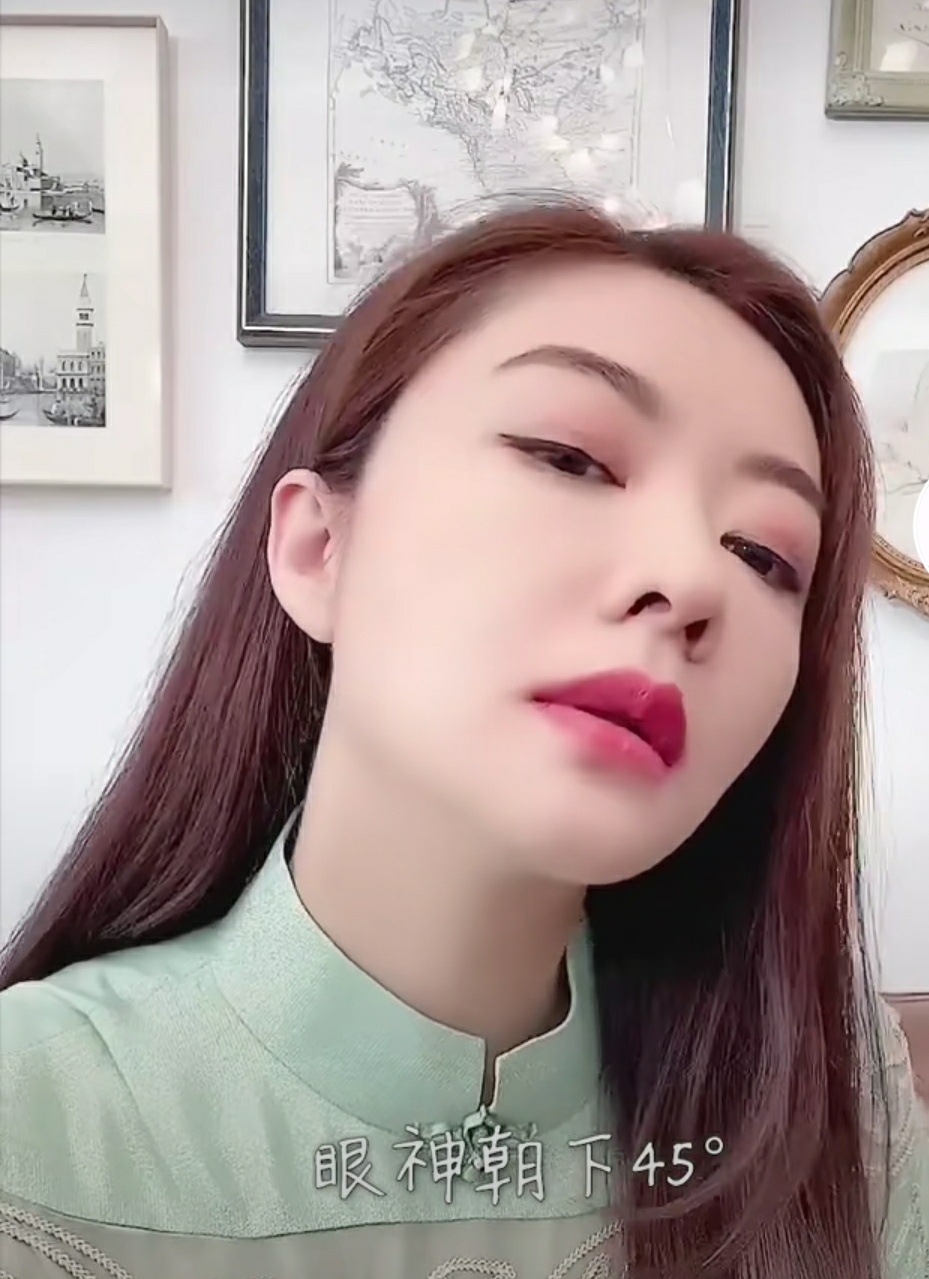 40岁熊黛林晒性感美照，淡绿开衩旗袍大秀美腿，自夸腿长2米8