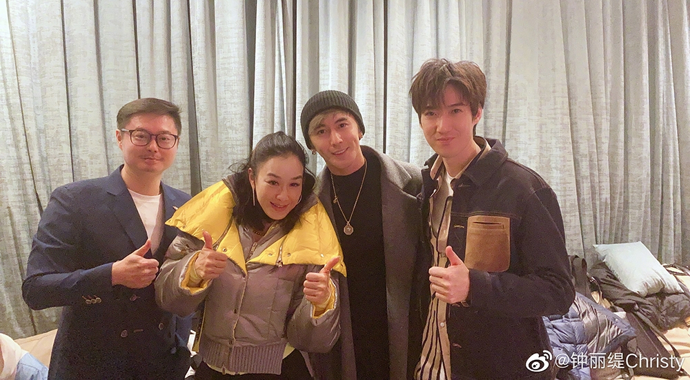 50岁钟丽缇扮嫩晒照，衣服臃肿表情僵硬，老公张伦硕瘦脱相