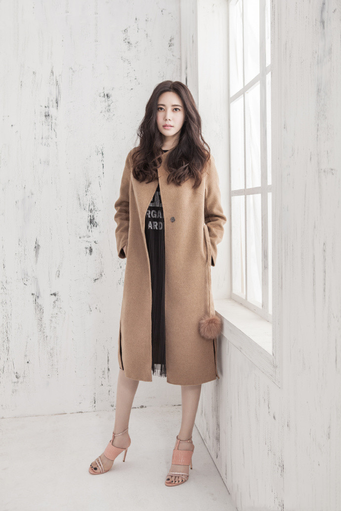 “中国儿媳”秋瓷炫机场照，穿大衣挽1米88于晓