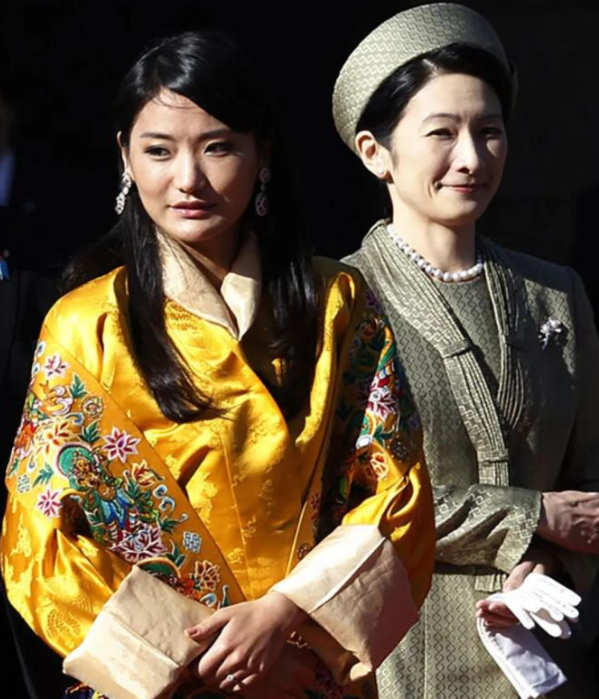 29岁不丹王后怀二胎后地位倍增，国王全程搀扶，太王太后帮看孩子