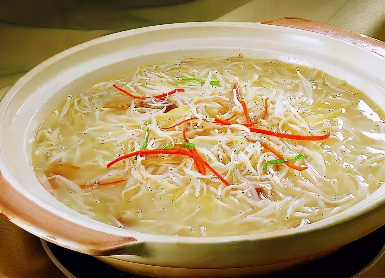 洞庭银鱼不但肉质细嫩,而且含蛋白质丰富,并具有宽中健胃,滋阴补肾之