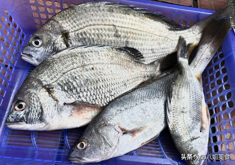 给鱼解冻，记得在水里加两个料，比直接用水泡效果好，吃着仍鲜美