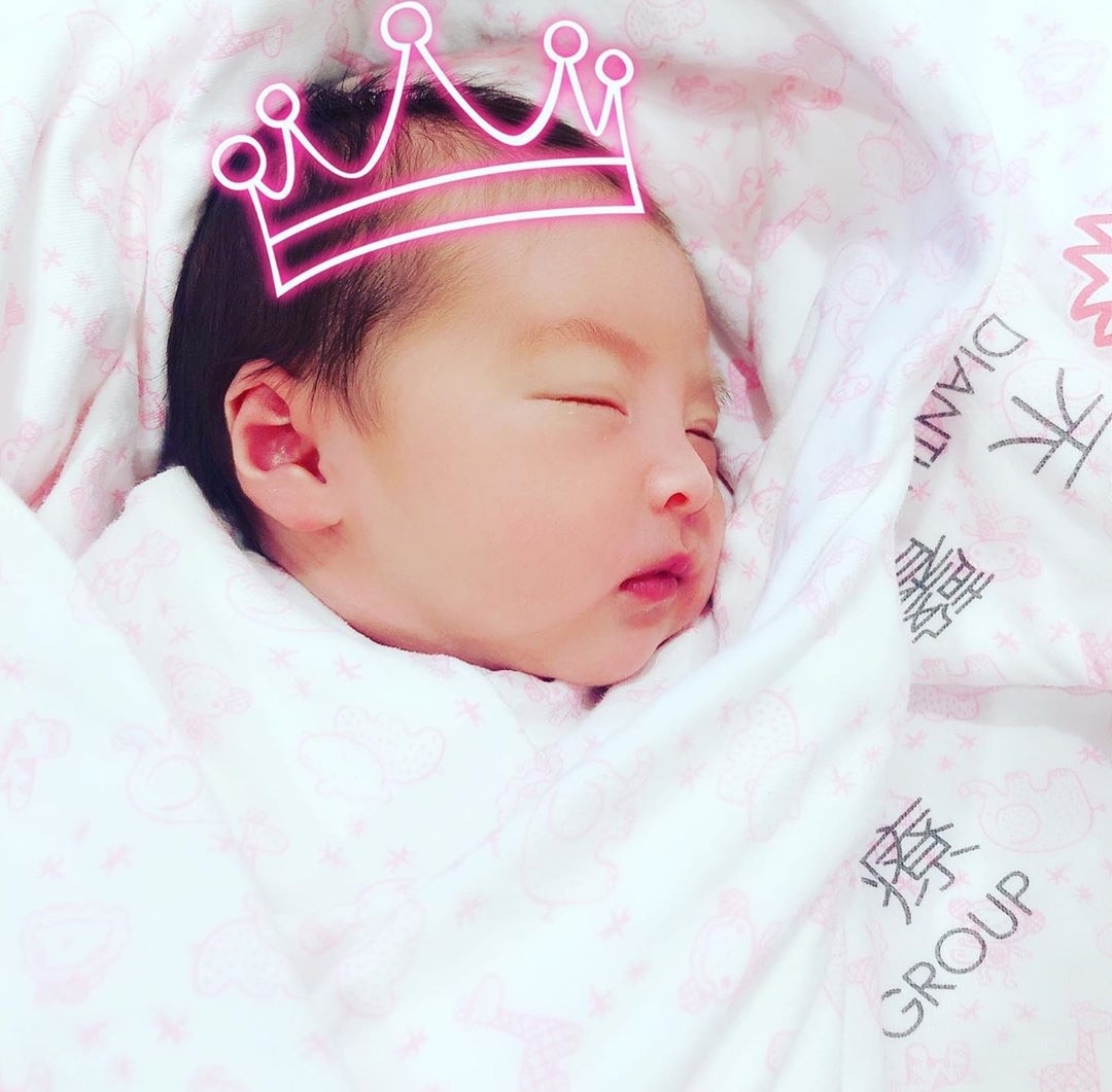 贺军翔七夕官宣二胎得女，在妻子孕期与女性友人牵手拥抱却获理解