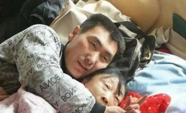 当年25岁小伙不顾父母反对，坚决娶60岁老太，如