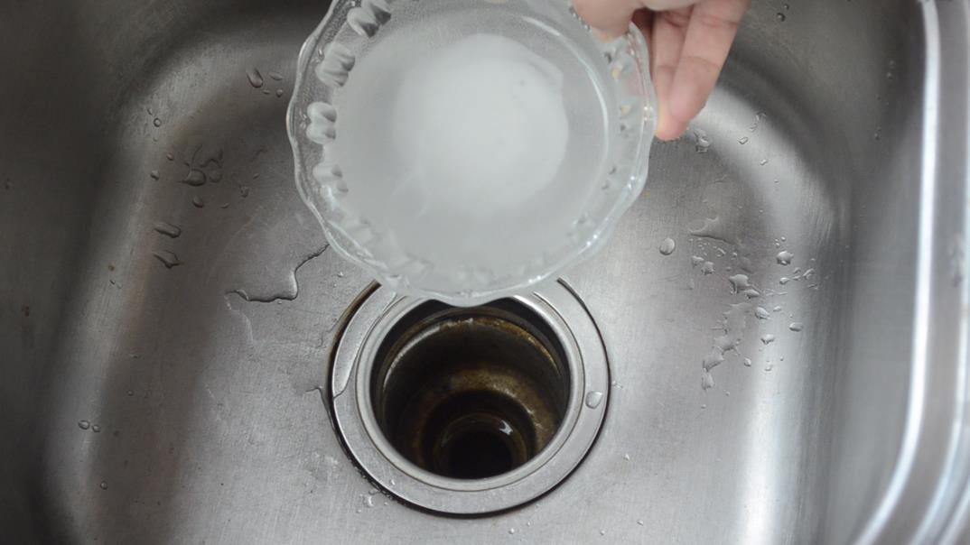 廚房下水道堵了，教你一招，輕鬆疏通不花冤枉錢，鄰居見了紛紛學