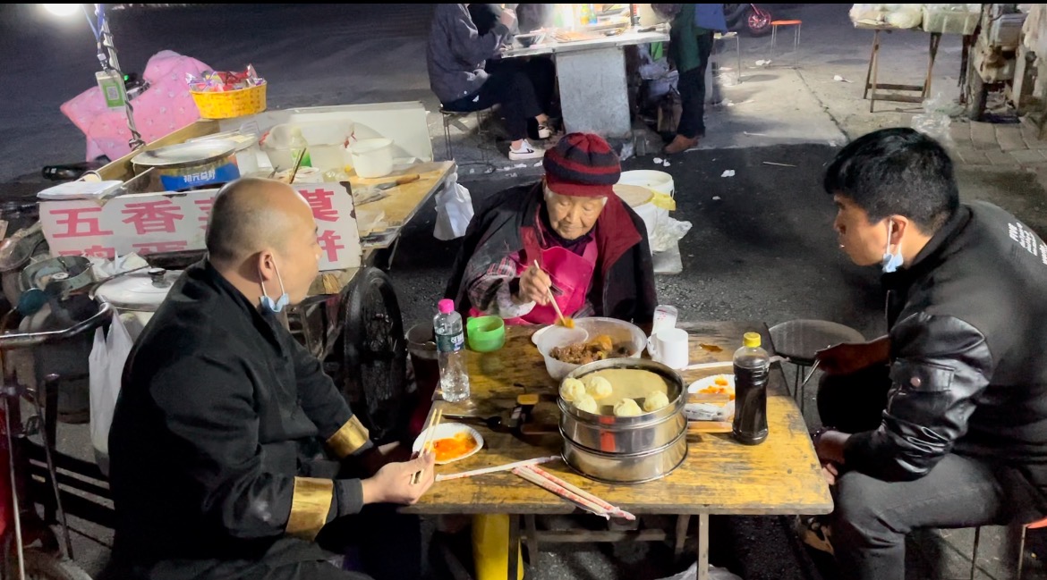 菜饃老奶奶的家人，其實并不想讓她那么“勵志”