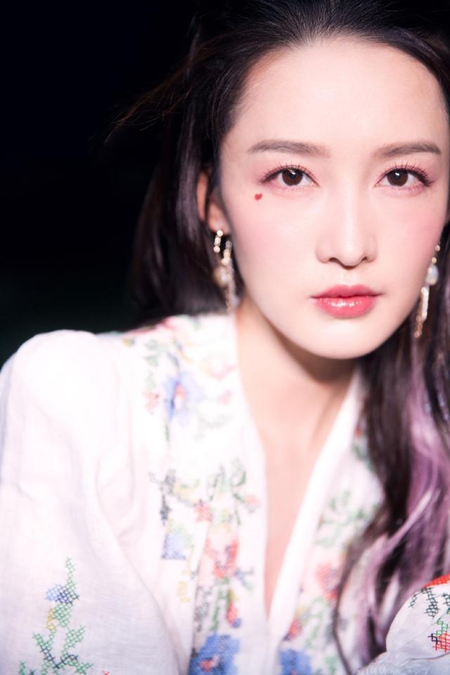 李沁七夕泪痣桃花妆造型，穿花衬衫温柔可人，莞尔一笑也太甜了
