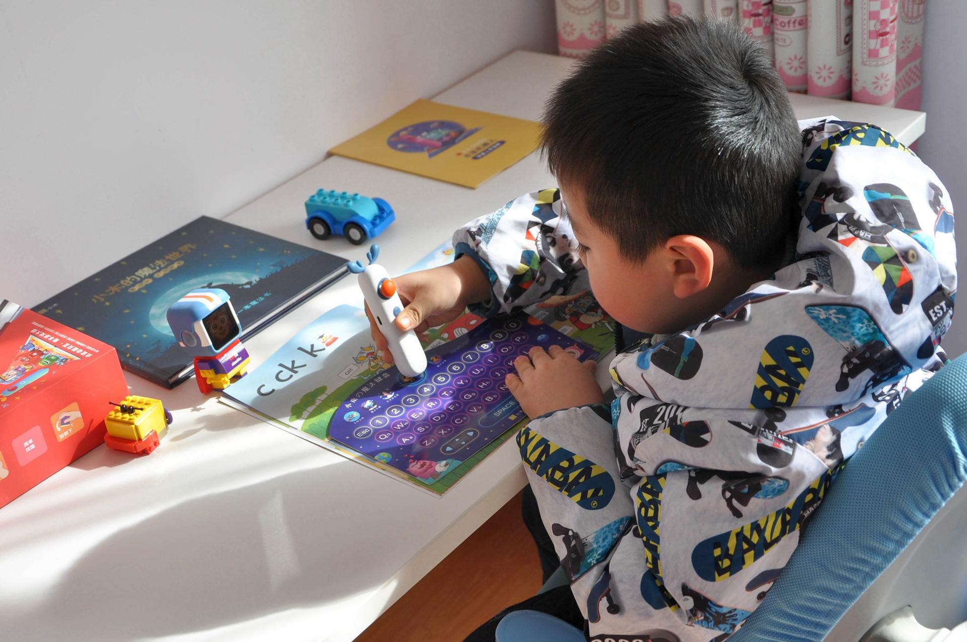 小木2021新品！百变悟空机器人，手势点读AI语音应有尽有