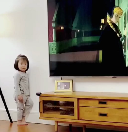 王祖藍大女兒唱冰雪奇緣插曲，展表演天賦，2歲還穿尿不濕引熱議