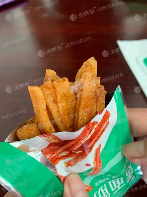 良品铺子被曝鸡肉肠生蛆，客服：赔1000元删帖？公司回应