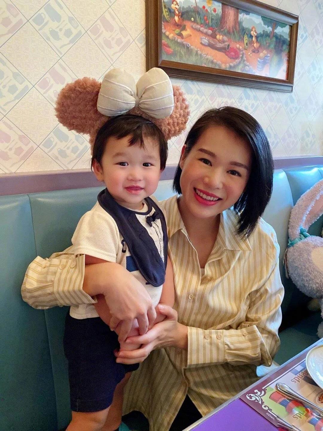 胡杏兒帶小兒子現身機場，奕霖被抱懷中乖巧可愛萌態十足