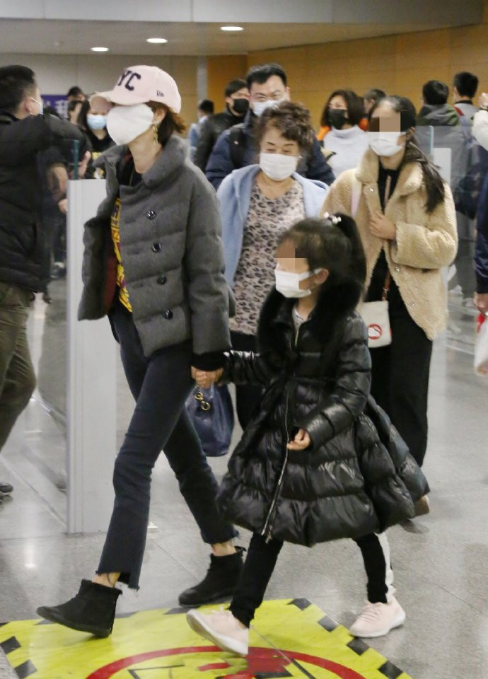 马伊琍带俩闺女走机场，穿面包服配紧身裤真瘦
