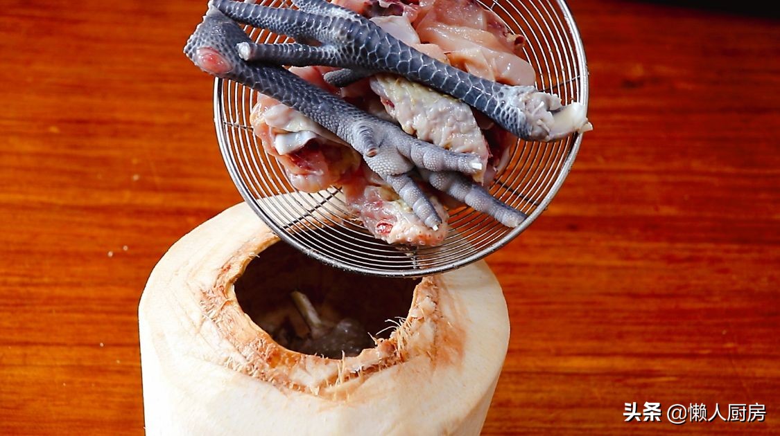 碰到這椰子別手軟，價格便宜，人人吃得起，塞進一隻雞，解饞