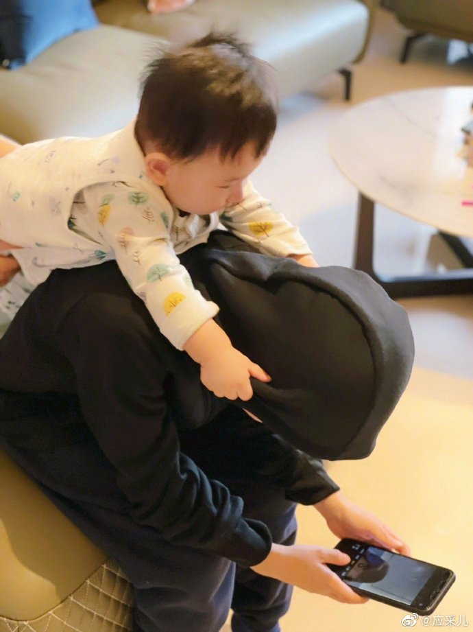 应采儿爸爸儿童节晒两个外孙萌照，jasper和弟弟一起坐围栏里玩