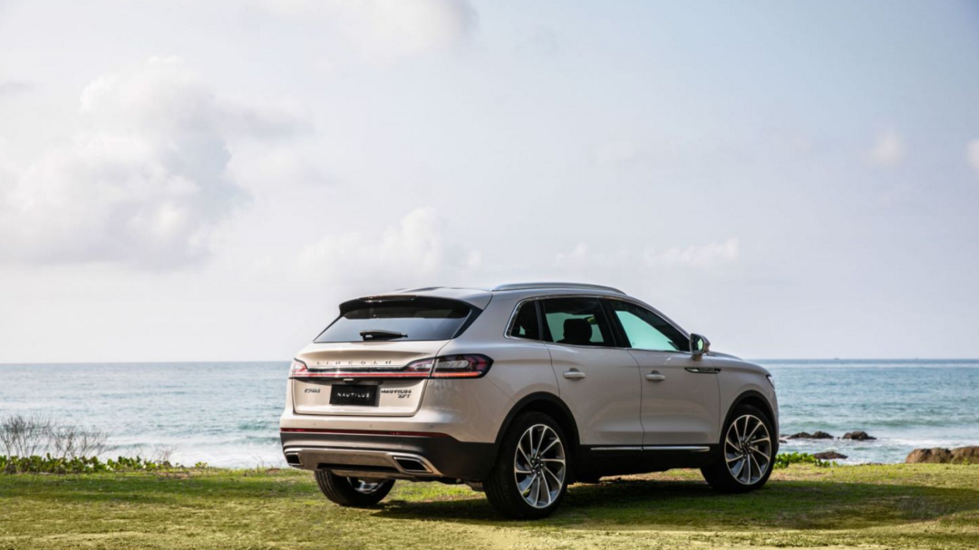 2.7T V6、22向座椅调节、35个声学包，看航海家的豪华