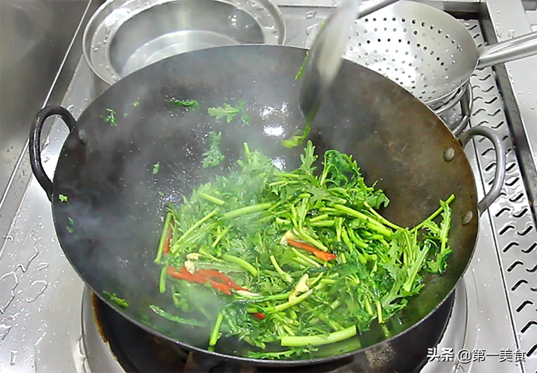 图片[5]-茼蒿炒的翠绿又不出水 其实很简单 看厨师长如何制作 一学就会-起舞食谱网