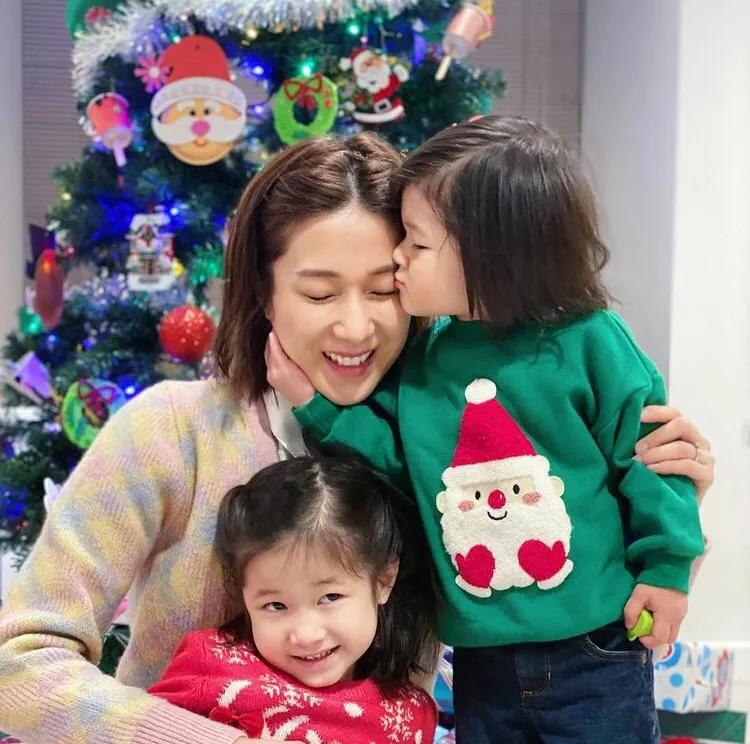 可愛！ 鍾嘉欣新年和女兒穿同款旗袍玩親親，獲兒子“翻白眼”嫌棄