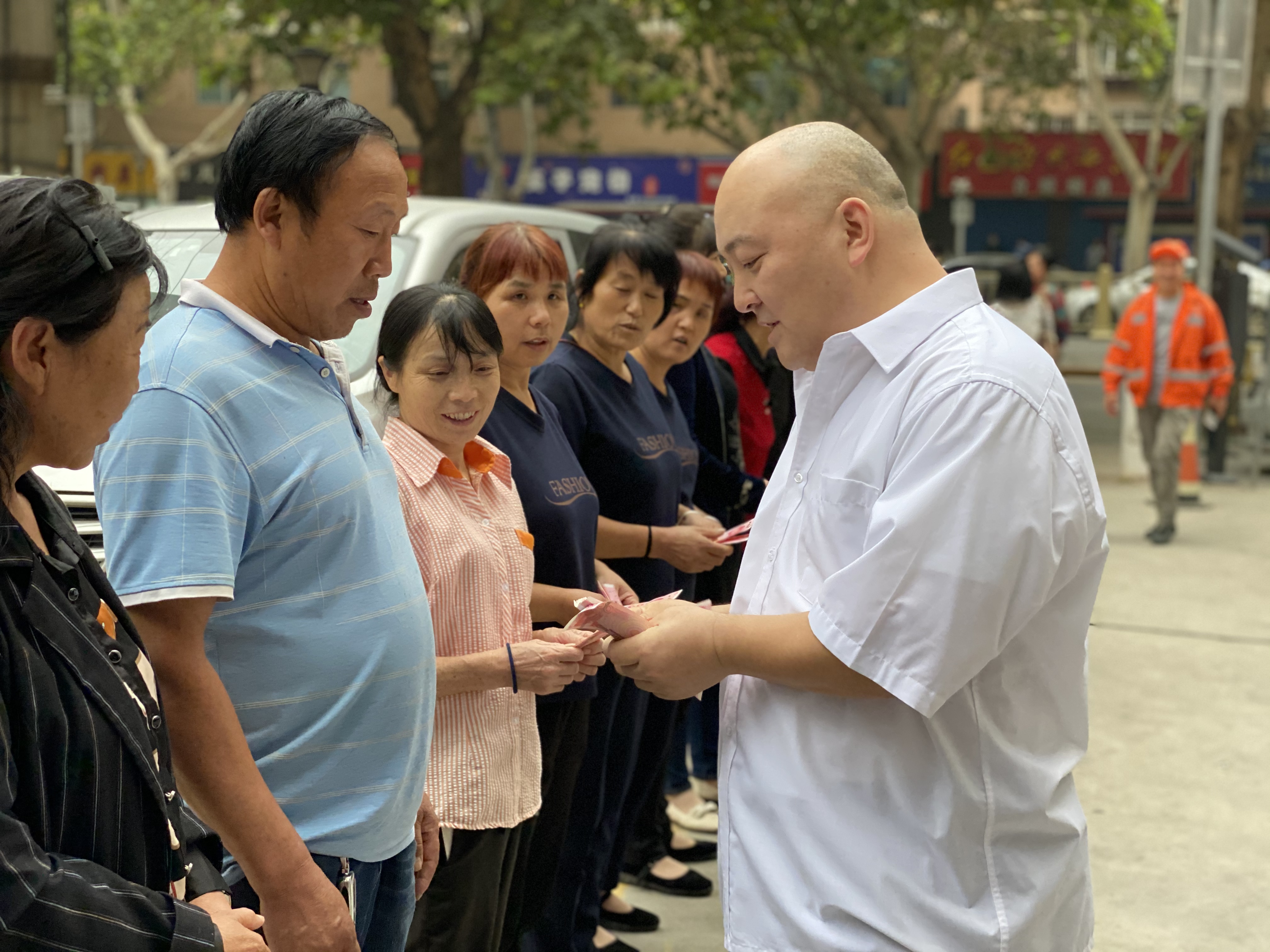 陜西政協委員少華集團董事長高海軍在中秋節前夕慰問一線環衛工人