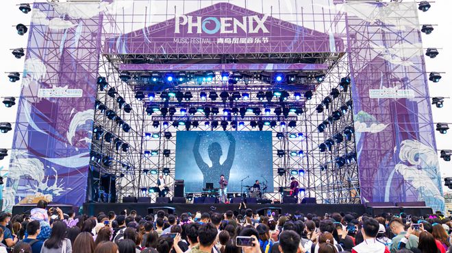 一票难求衍生品受追捧 青岛凤凰音乐节打造超级城市音乐IP