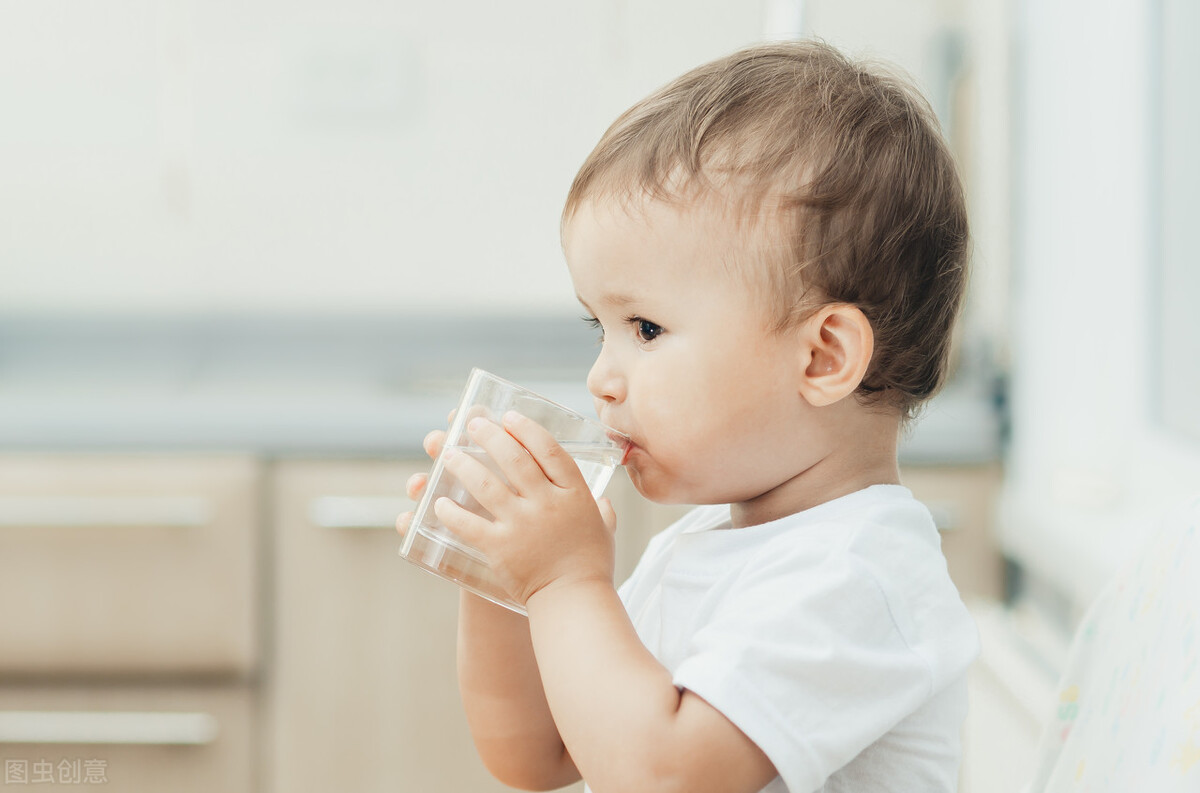 夏天喝水很重要，宝宝不爱喝水怎么办？妈妈们不妨试着这样做