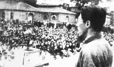 Wen Yiduo's "Red Candle" not only praises the red candle, but also reveals the cognitive process of people