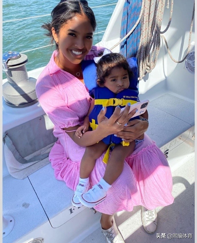 索尔|科比妻女与加索尔夫妇一同出游 瓦嫂笑容灿烂一扫此前的阴霾