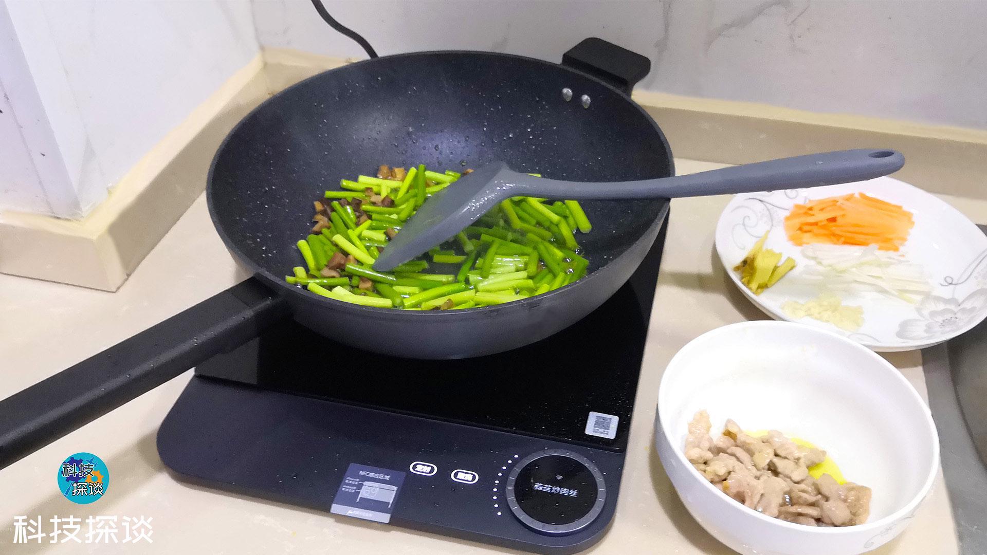 看了三款米家電磁爐，這款超薄電磁爐讓人愛不釋手，七夕正好用上
