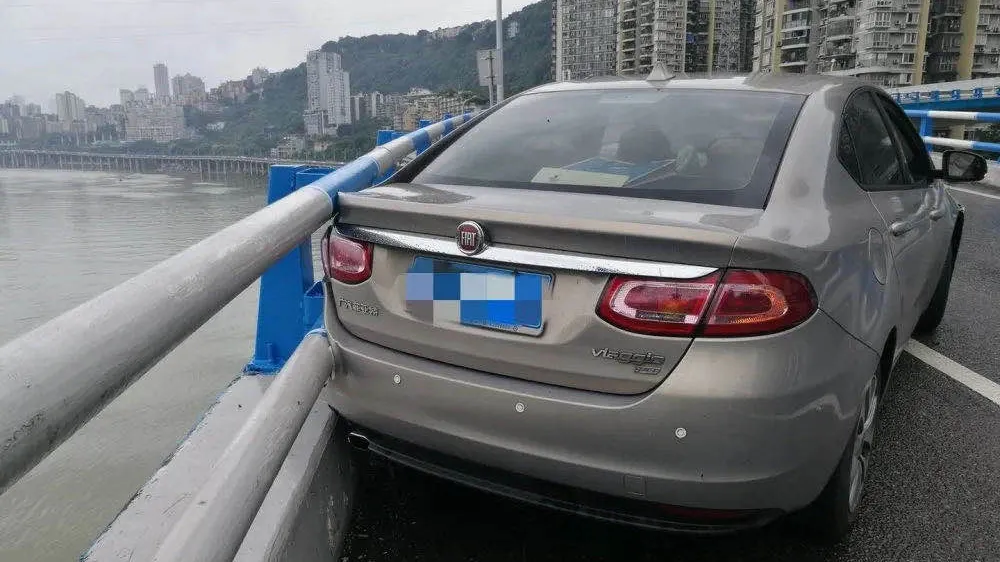 重庆|渝中警讯丨天雨路滑汽车失控挂倒摩托，驾驶员乘客车底滑过逃过一劫