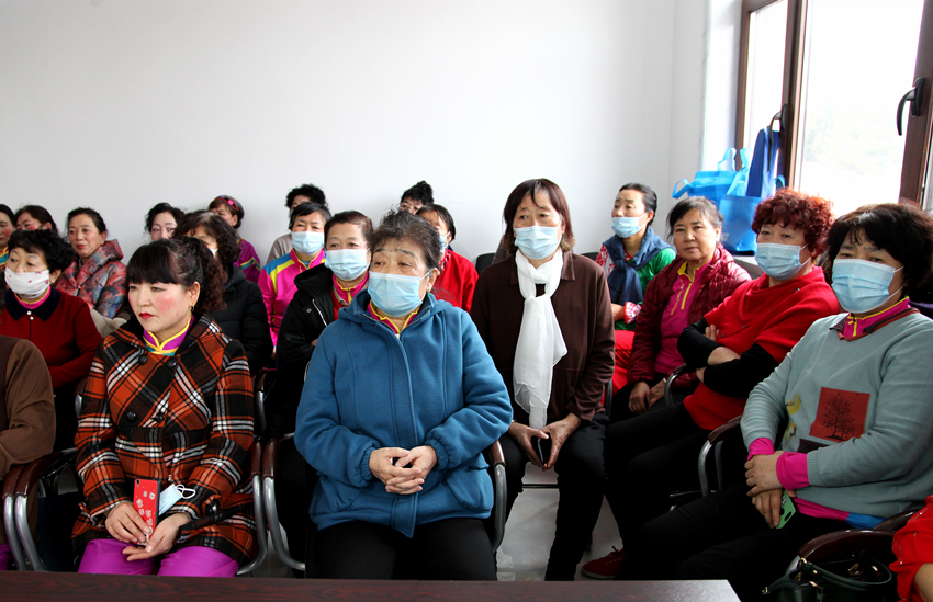 吉林抚松法院“学雷锋纪念日”开展普法活动