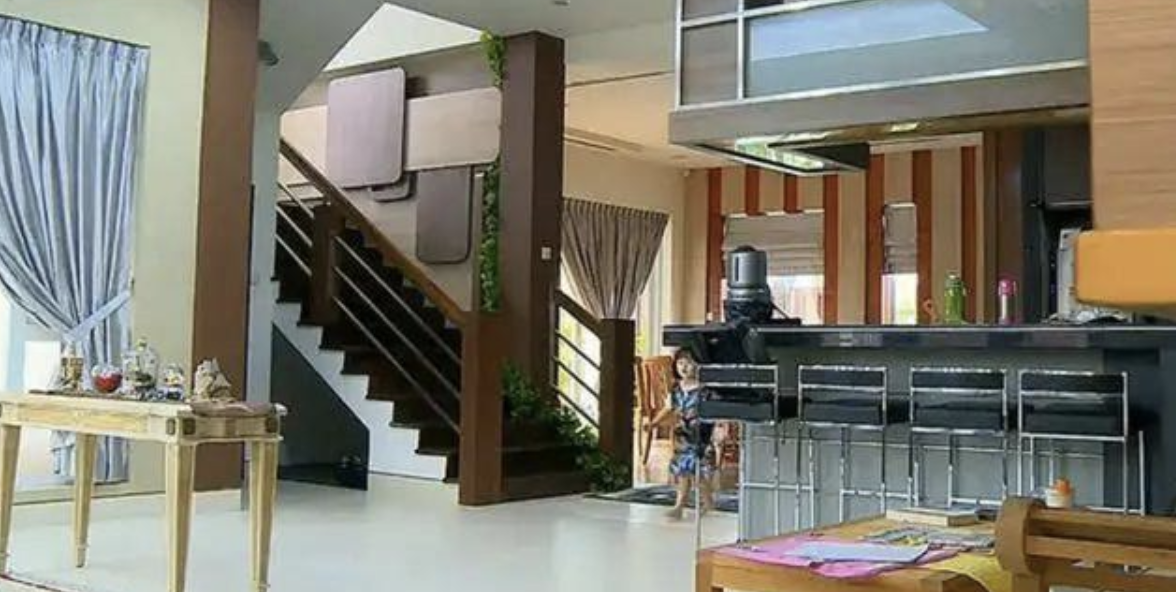 吴尊告别泳池别墅再换豪宅，放鞭炮庆祝乔迁之喜，仪式感满满