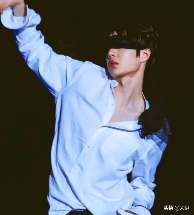 男神“蒙眼杀”，王一博性感、肖战撩人，你喜