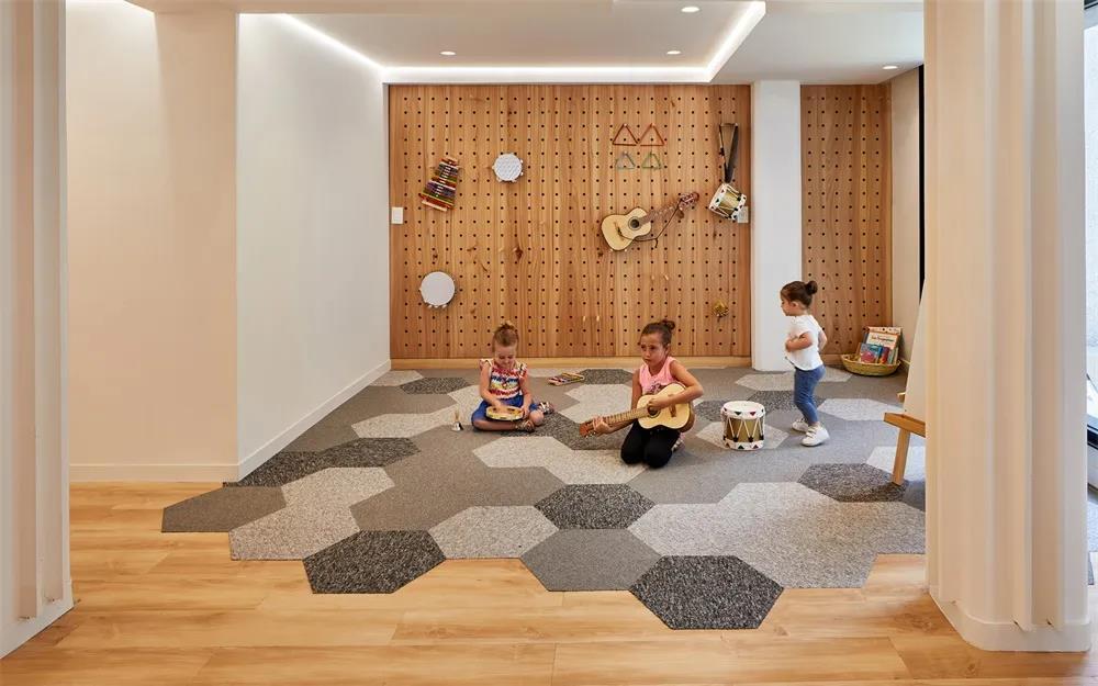 舒適自然的兒童學校設計，讓空間隨時隨地成為學習的場所