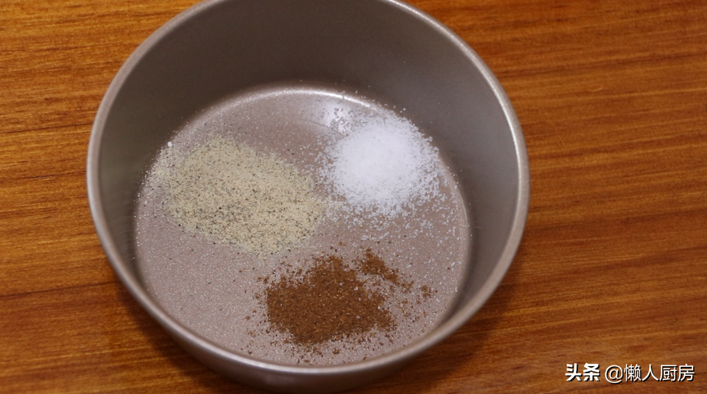 炸鸡裹面包糠不好吃，试试我这种做法，外酥里嫩，配九层塔吃着香