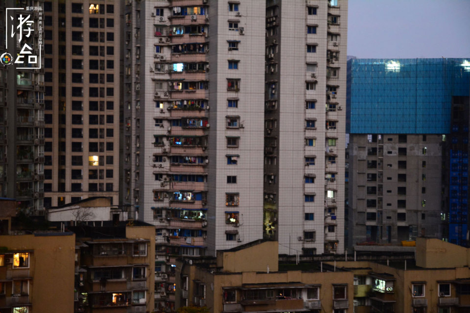 重庆七星岗观景台，紫色的江面，火红的大楼与巍峨的教堂