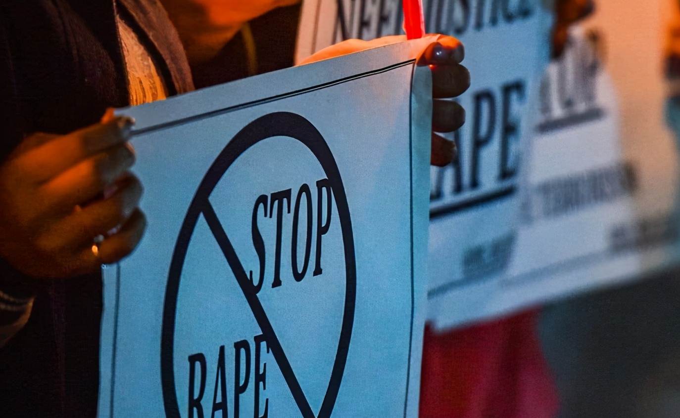 印度一军官侵犯并殴打俄罗斯女子，将其丈夫灌