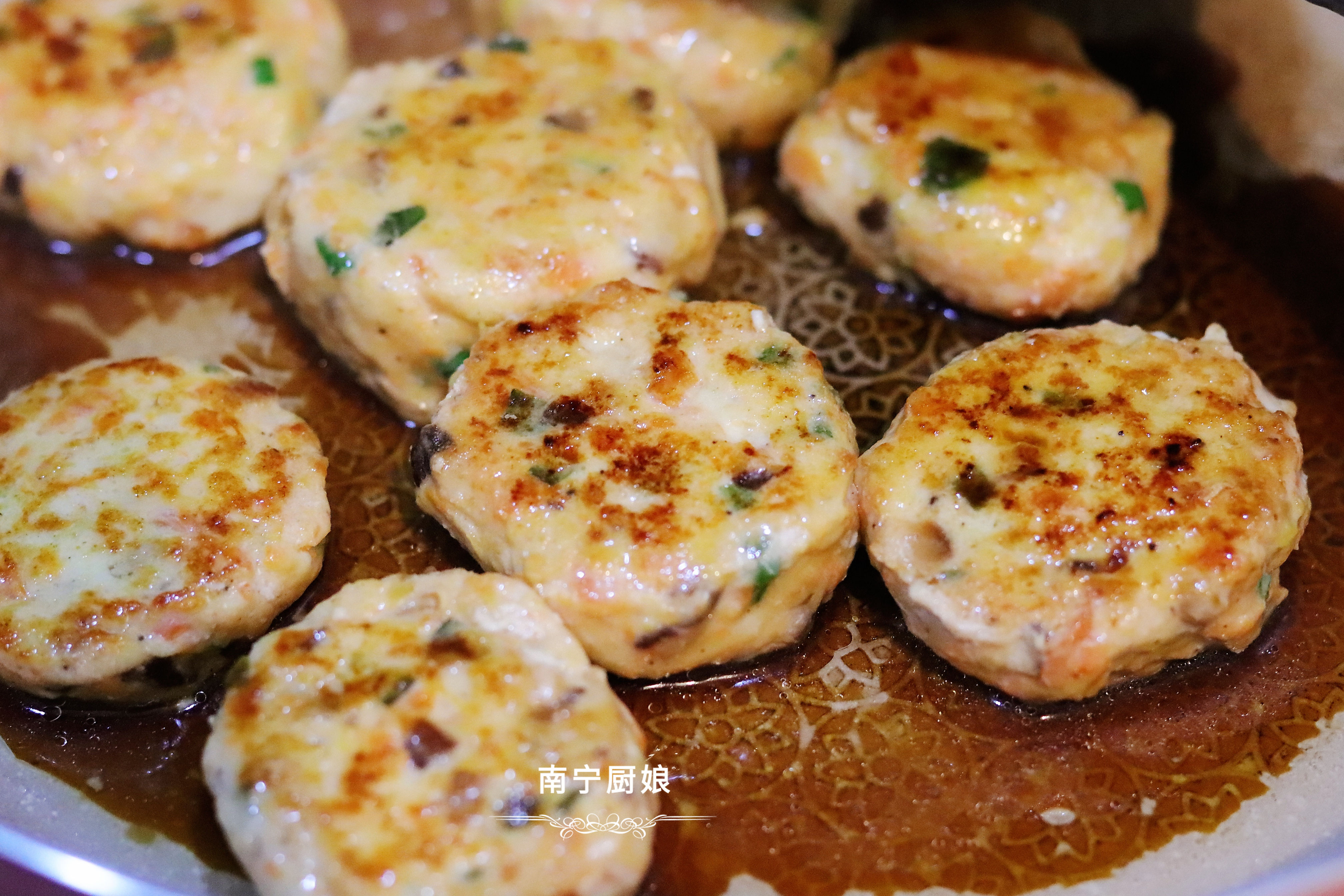 雞胸肉加入香菇雞蛋做成小餅，外酥里嫩，低脂營養，多吃也不怕胖
