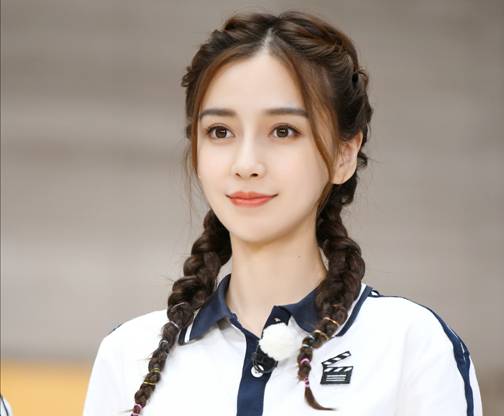 毛晓彤躲角落抽烟被拍，粉丝纷纷维护，杨颖抽