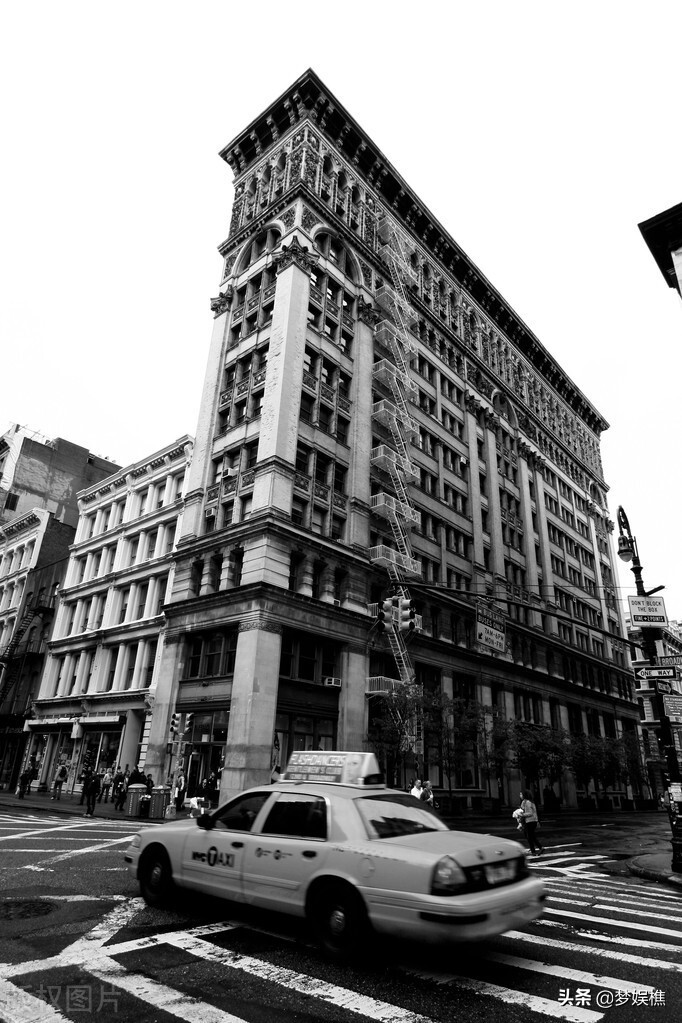 美國隨時坍塌的橋樑下，是開始癱瘓的美國基建，可資本只投資戰爭