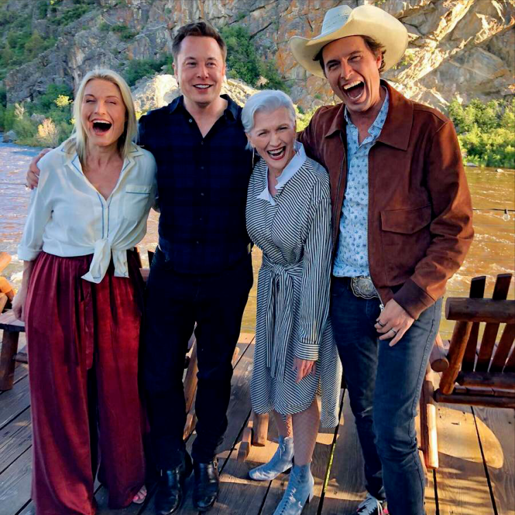 最赚钱的老年模特，被家暴9年，养大3个亿万富翁，儿子创立特斯拉