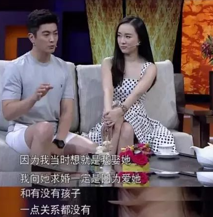 杜江夫婦在街邊等車，霍思燕投進老公懷裡取暖，感情恩愛羨煞旁人