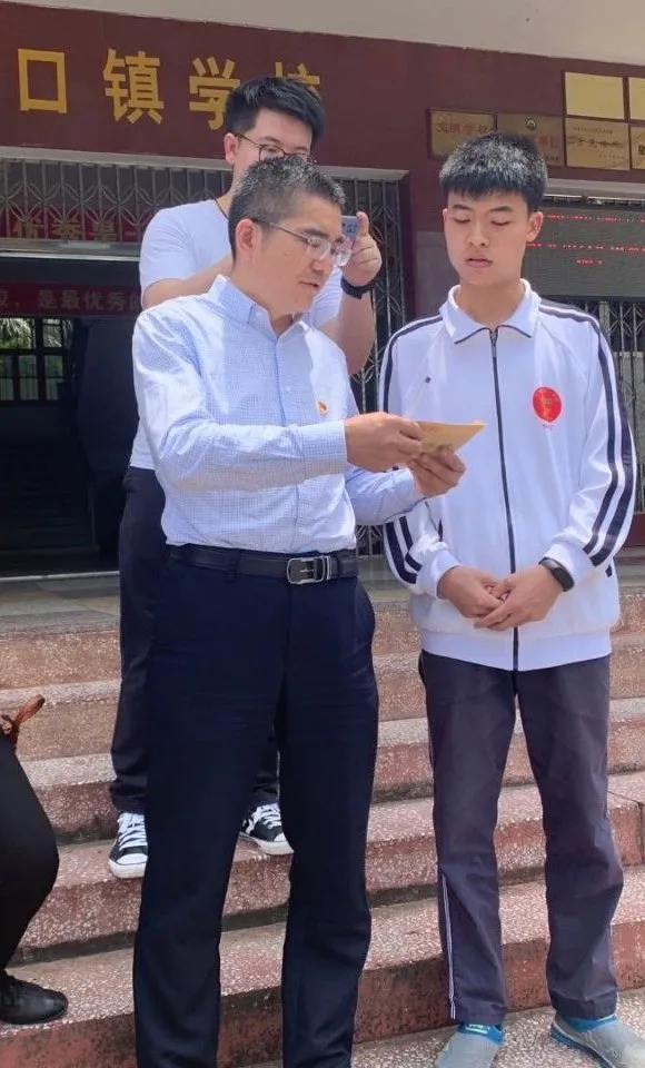 学党史,当先锋,我为群众办实事——炎陵县水口镇义诊、助学活动