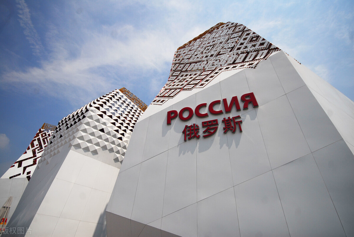 俄罗斯无力对抗美国，经济弱成了致命原因，是走错关键一步造成的