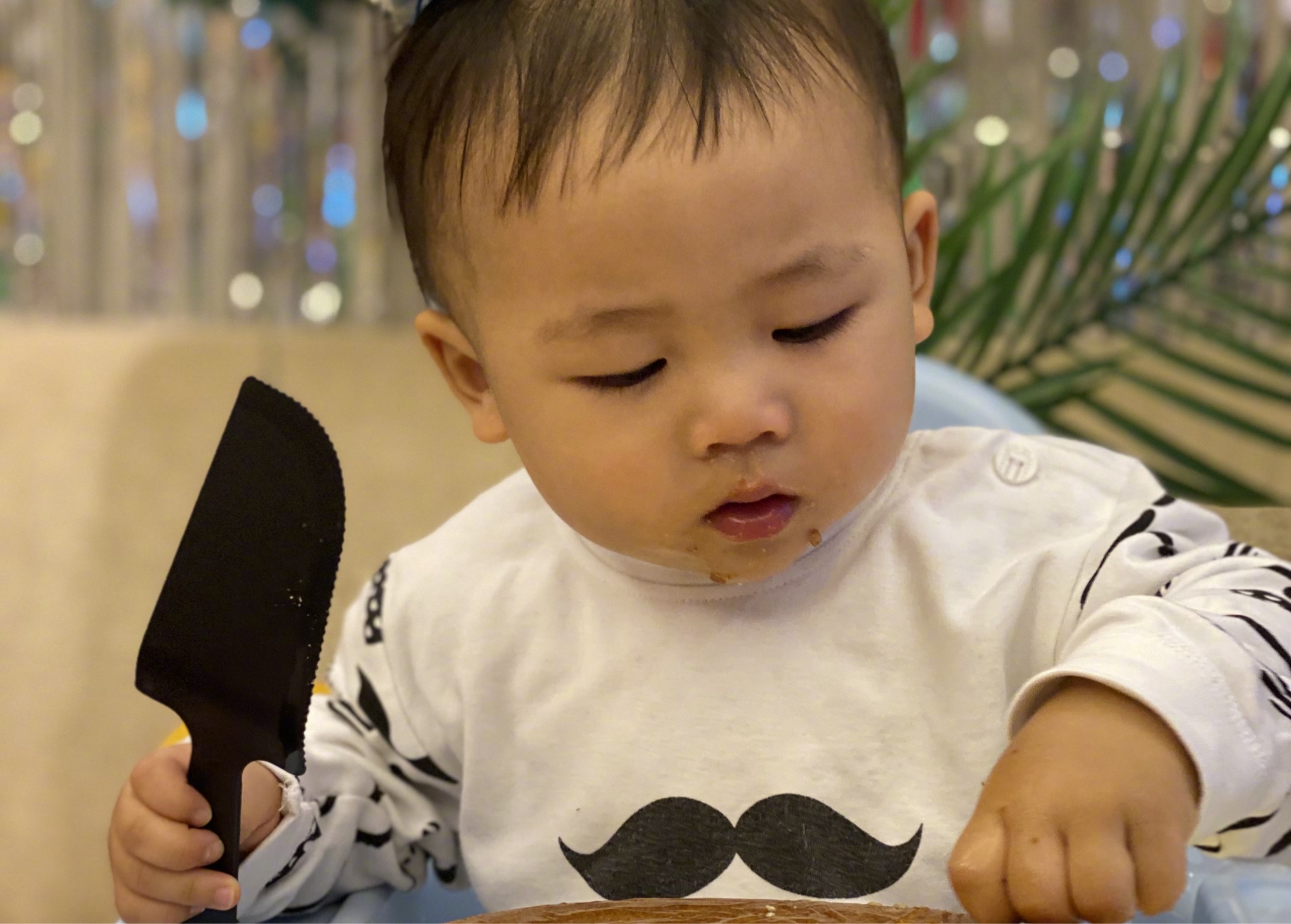 魚蛋1歲生日，蔡少芬哭得鼻子通紅，兒子被親成表情包萌態十足